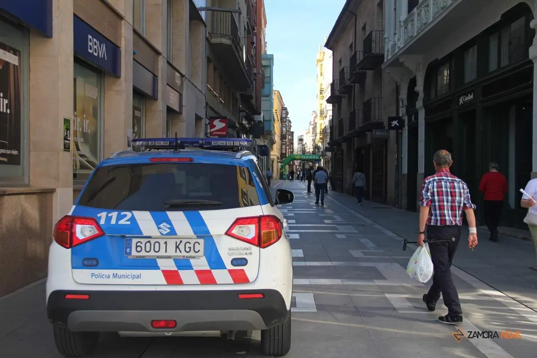 patrulla policía Muncipal de Zamora por el centro de Zamora