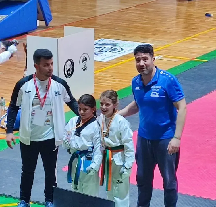 Martina Gago (cinturón naranja verde) posa con su presea de plata