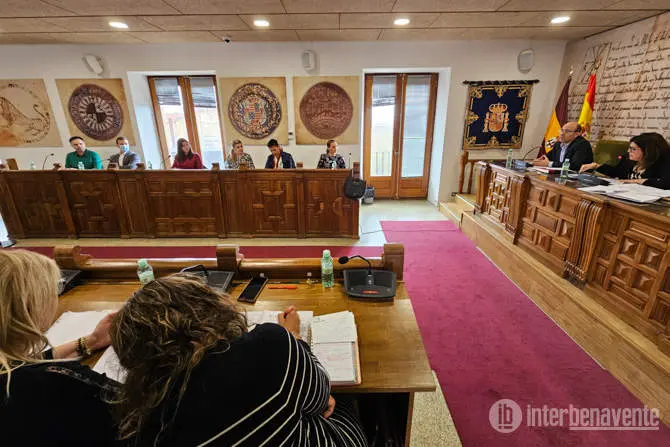 Momento de un pleno en el Ayuntamiento de Benavente