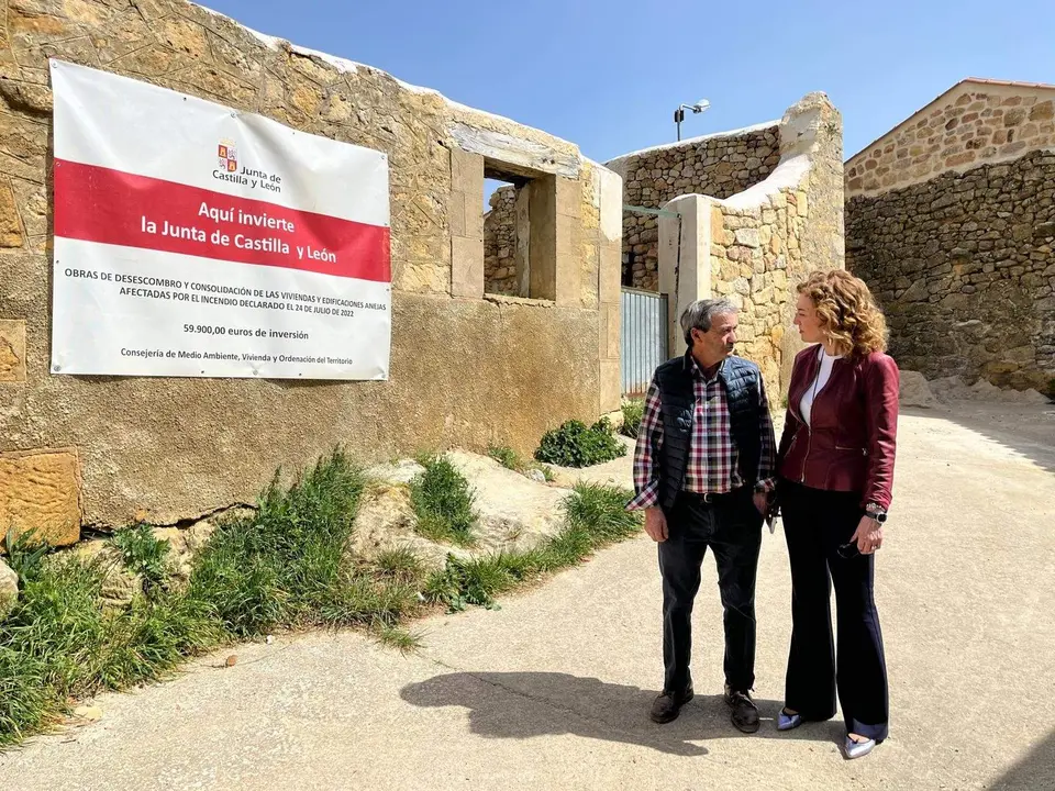La directora general de Vivienda, Arquitectura, Ordenación del Territorio y Urbanismo, María Pardo, durante la visita a las obras de las viviendas afectadas por los incendios de 2022 en la provincia de Burgos