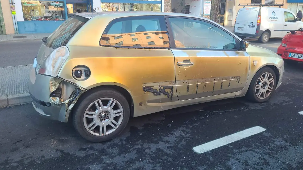 coche quemado en Zamora. IMAGEN CECIDA