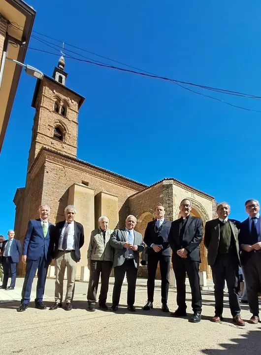 2024-04-16.- Foto de autoridades en la iglesia de Castroverde de Campos - Románico Atlántico