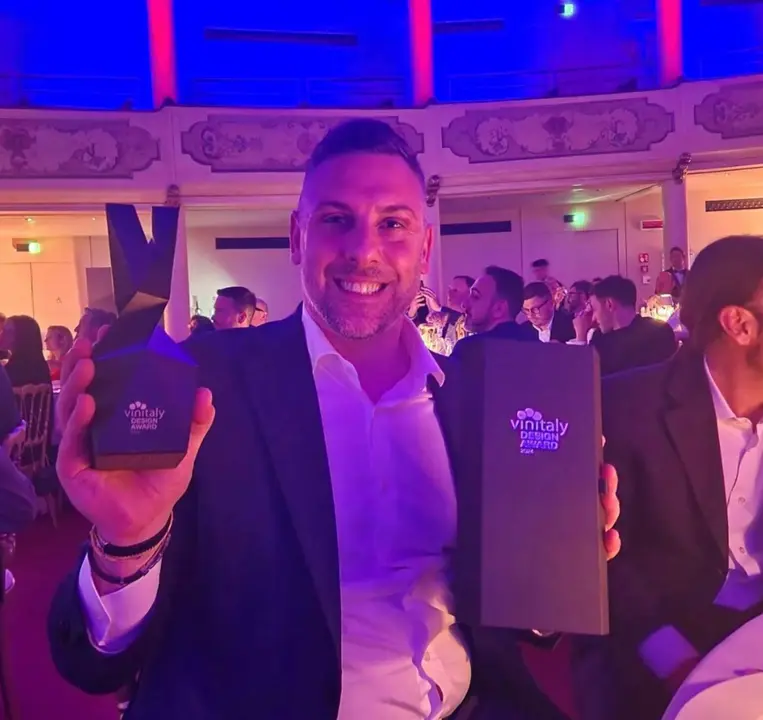 Enrico, de la empresa italiana fabricante del ron Elección, con el trofeo Black en la gala de los premios Vinitaly