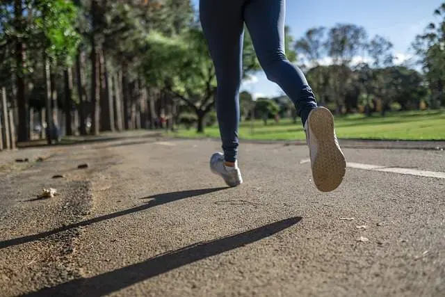 Mujer haciendo deporte. Imagen de archivo