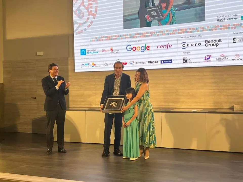 Isaías Lafuente recibe el premio Luis María Rivas de la directora de PaCO Magazine, Aída Acitores y Candela Rivas vía Palenciaenlared.es