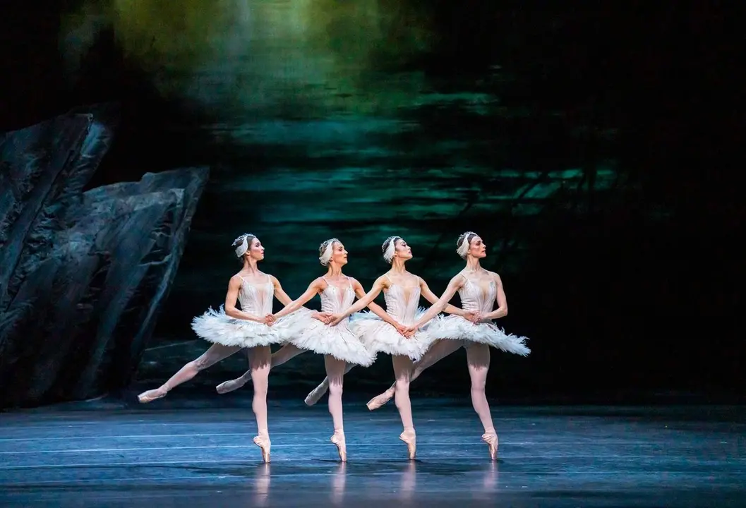 A scene from Swan Lake by The Royal Ballet @ ROH.
(Opening 13-05-2022)
©Tristram Kenton 05-22
(3 Raveley Street, LONDON NW5 2HX TEL 0207 267 5550  Mob 07973 617 355)email: tristram@tristramkenton.com