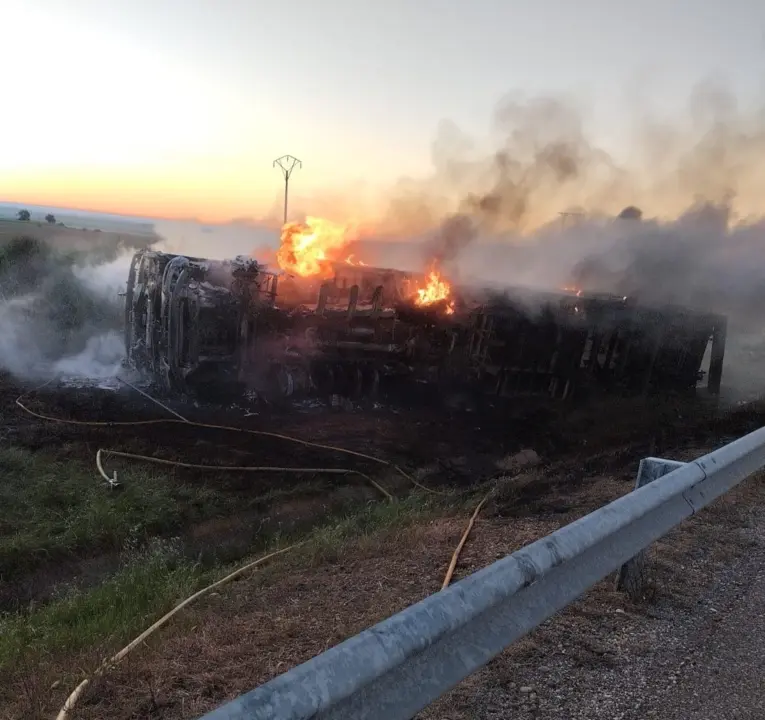 Camión ardiendo en la A-6