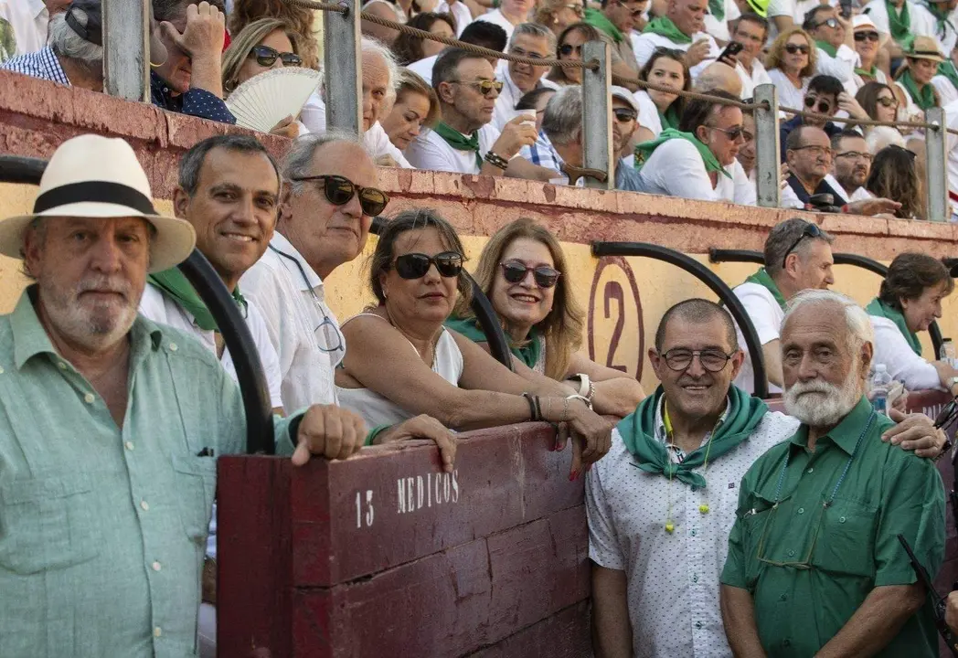 El ciruJnano Enrique Crespo junto al equipo médico en la plaza de toros de Huesca de 2023. Fotografía: CEDIDA