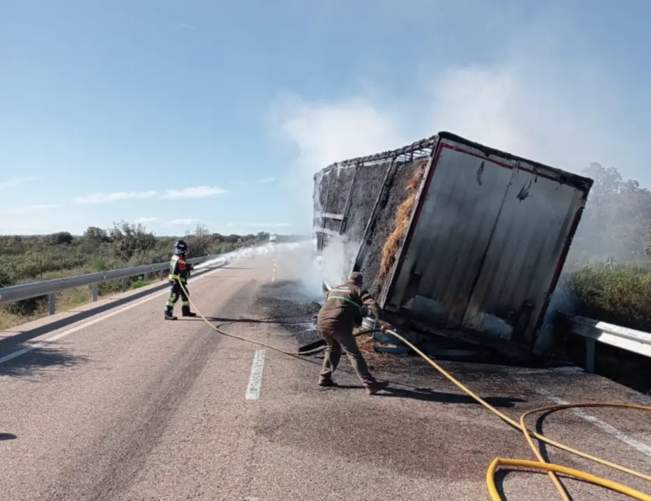 Incendio de un camión de paja en Fonfría