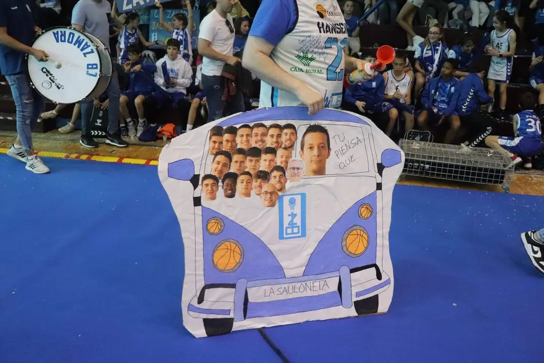 El azul inunda el Ángel Nieto en la épica batalla por el ascenso