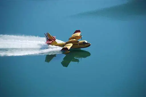 Avión anfibio realizando tareas de extinción de incendios. Fotografía: Moncloa