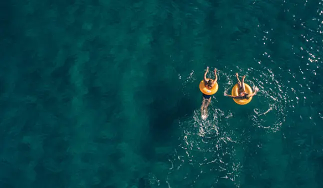 Bañistas con un rosco hinchable en el mar. Fotografía de archivo
