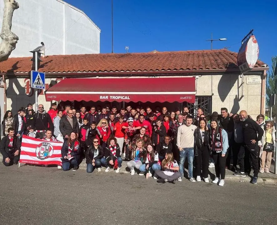 Los aficionados con la plantilla del equipo. Fotografía CEDIDA