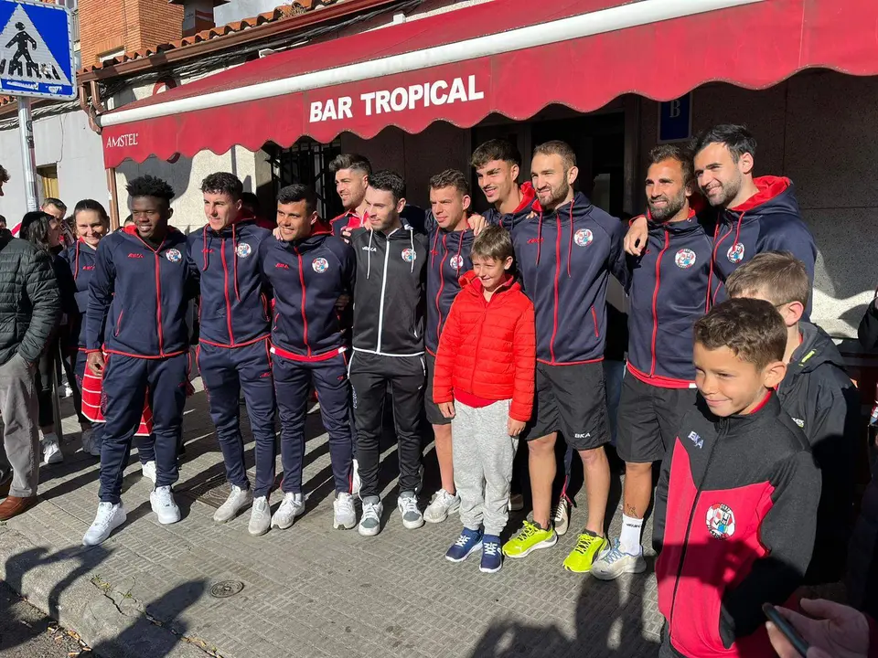 Los aficionados con la plantilla del equipo. Fotografía CEDIDA