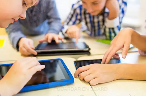 Alumnos haciendo uso de tabletas. Fotografía de archivo