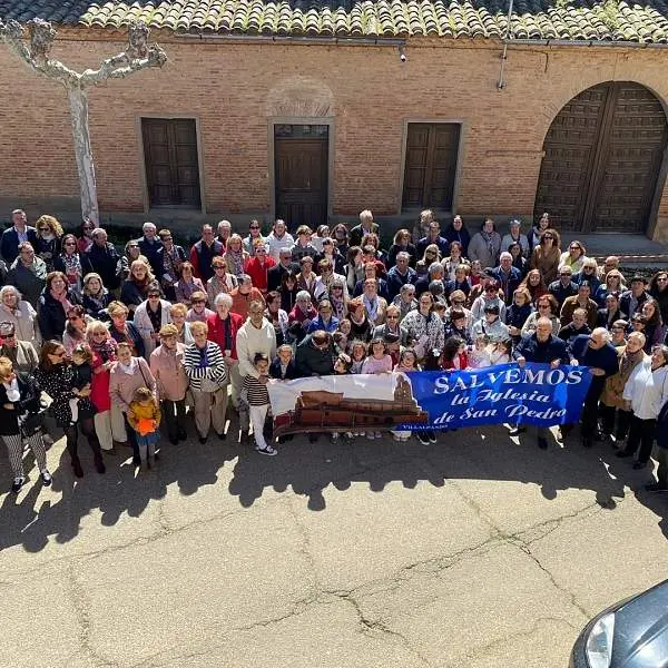 los vecinos de Villalpando en una manifestación para salvar su última iglesia histórica. IMAGEN DIÓCESIS