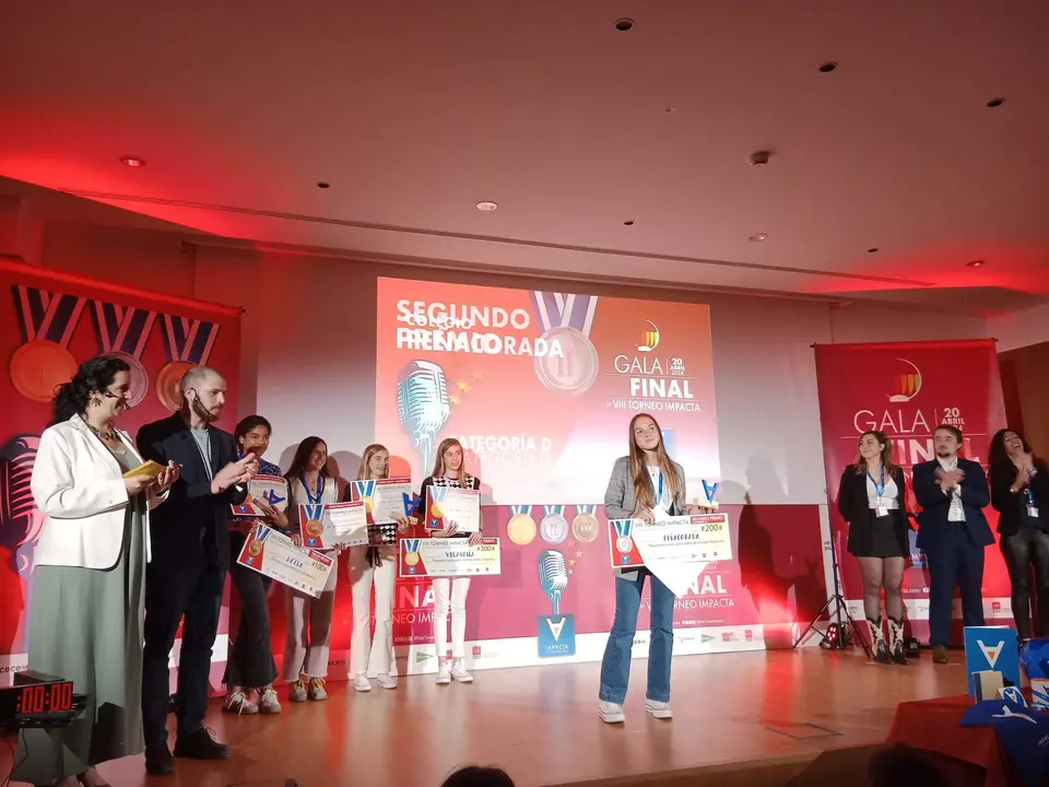 Sofía Arruti con el diploma acreditativo de subcampeonas del Torneo de oratoria Impacta en su fase nacional.