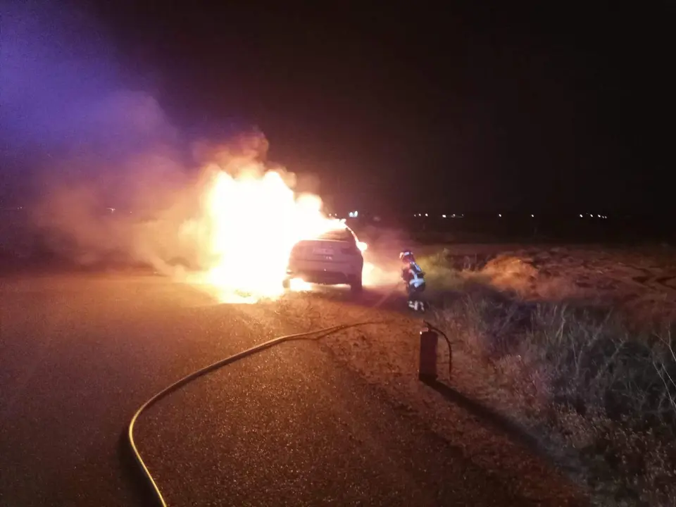 vehículo ardiendo en la provincia de Zamora. IMAGEN DIUTACIÓN