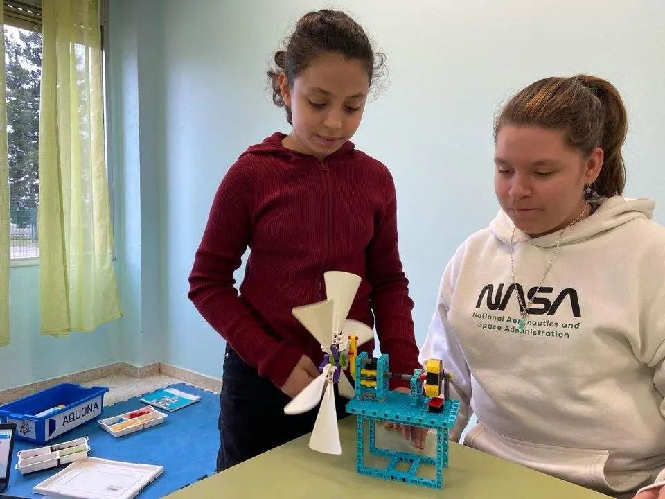 Alumnas durante una sesión práctica de Aquae Stem