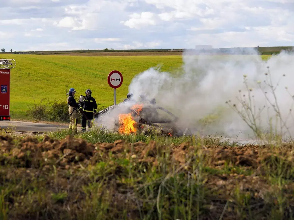 coche ardiendo en la ZA602 .IMAGEN CEDIDA M.T.G
