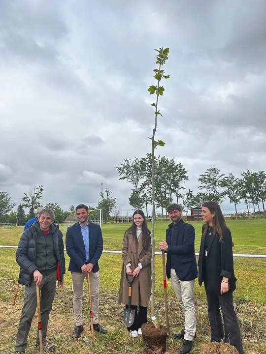 Plantación intergeneracional organizada en Villalpando dentro de la campaña 'Un árbol por Europa'. Fotografía: Diputación de Zamora