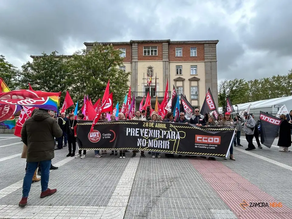 Concentración por el Día Internacional de la Seguridad y Salud en el Trabajo convocada por UGT y CCOO