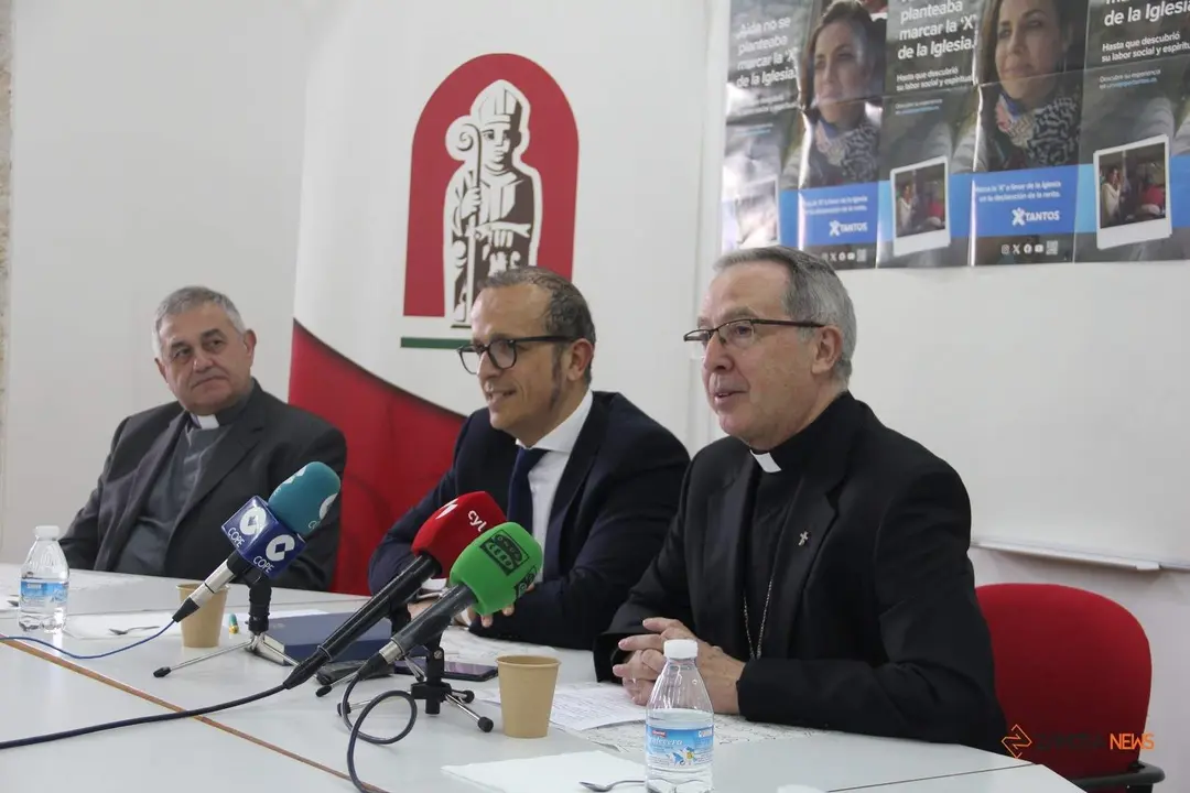 El obispo de Zamora, Fernando Valera, el ecónomo diocesano, José Manuel Chillón y el vicario general, César Salvador Gallego, durante la presentación de la campaña “X tantos”