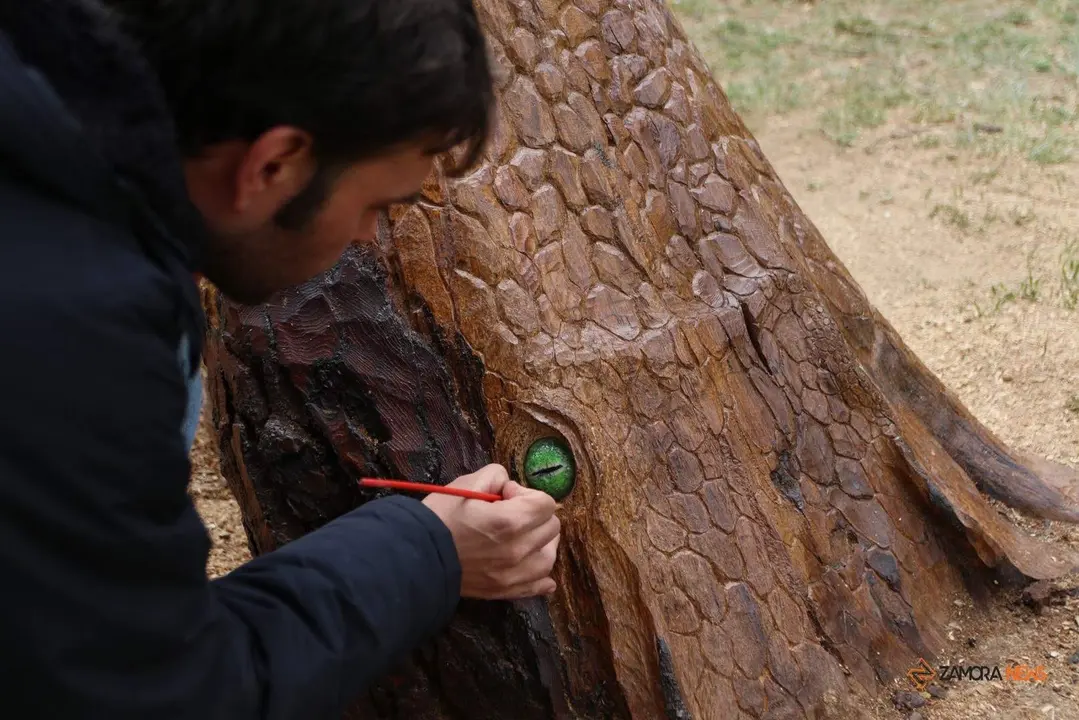 El artista zamorano José Ángel Marcos, más conocido como “Was”, junto a su obra tallada en madera en Los Tres Árboles