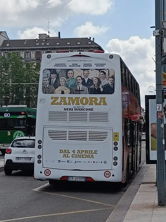 Autobús serigrafiado con la película italiana "Zamora"