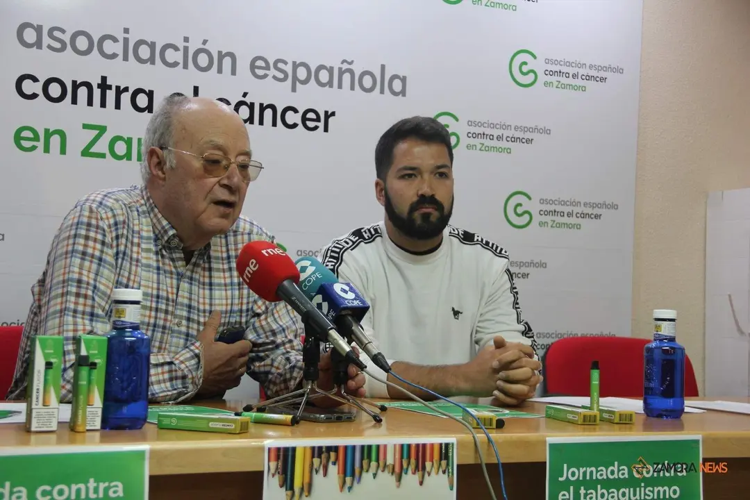 El presidente de la AECC en Zamora, Alfonso Fernández Prieto y el psicólogo, Rubén Sánchez, durante la presentación de las actividades entorno al Día Mundial sin Tabaco