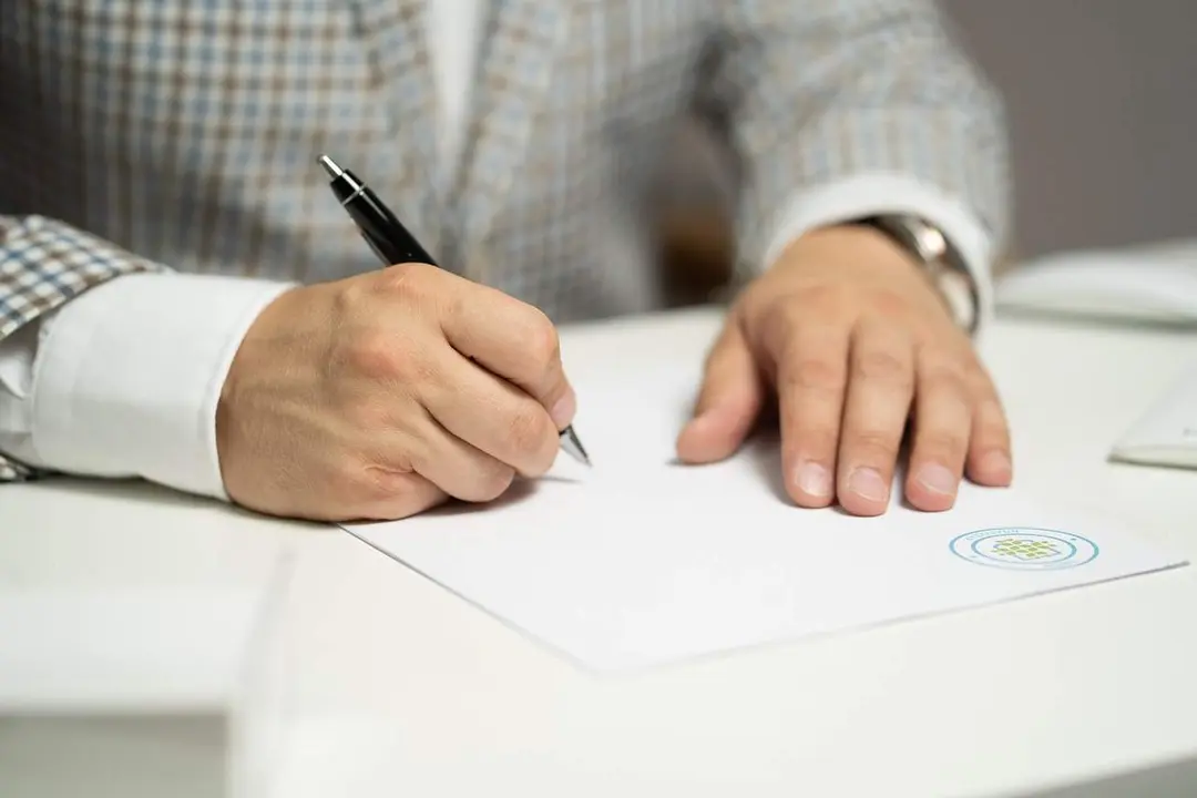 persona escribiendo escritor