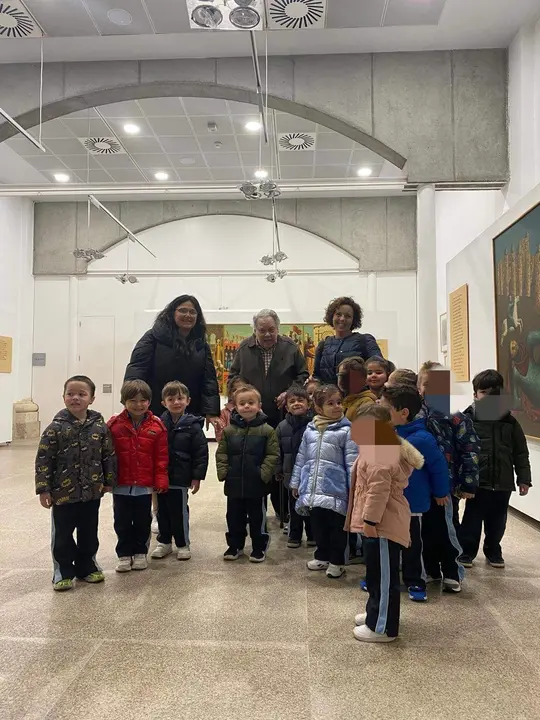 Alumnos de Infantil del colegio Medalla Milagrosa junto a Antonio Pedrero. Fotografía del centro