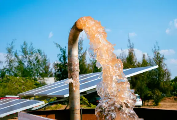 Agua subterránea bombeada mediante energía solar para el riego
