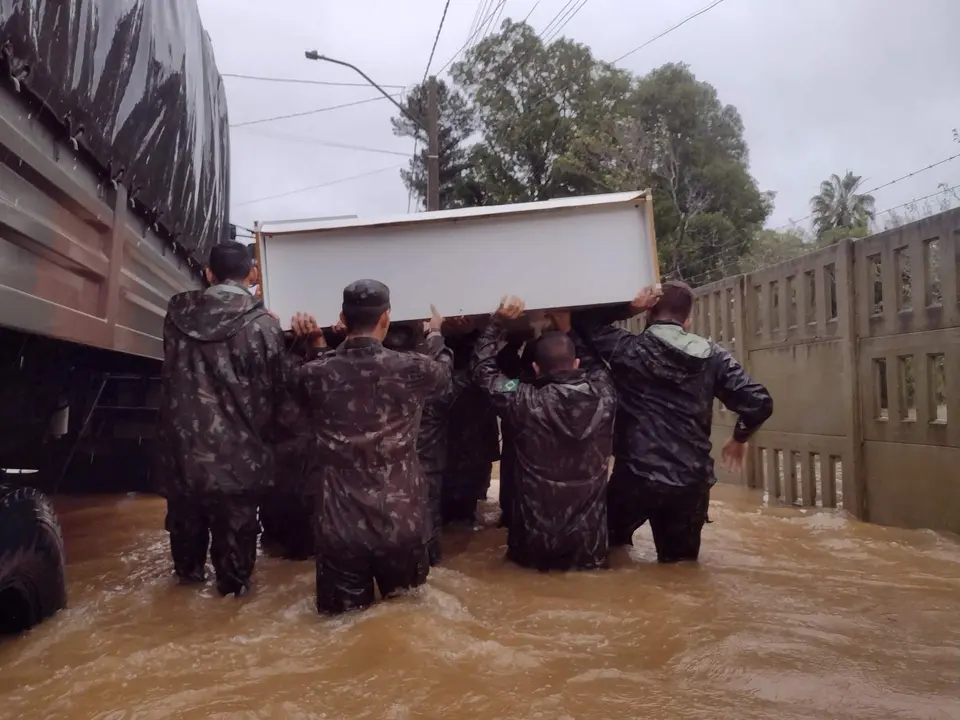 Fuerzas Armadas actuando ante las lluvias torrenciales en el sur de Brasil. Fotografía: @govbr
