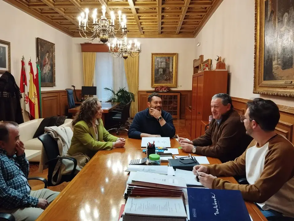 El presidente de la Diputación de Zamora, Javier Faúndez Domínguez, ha recibido de nuevo a los representantes de la Plataforma Usuarios AVE Zamora