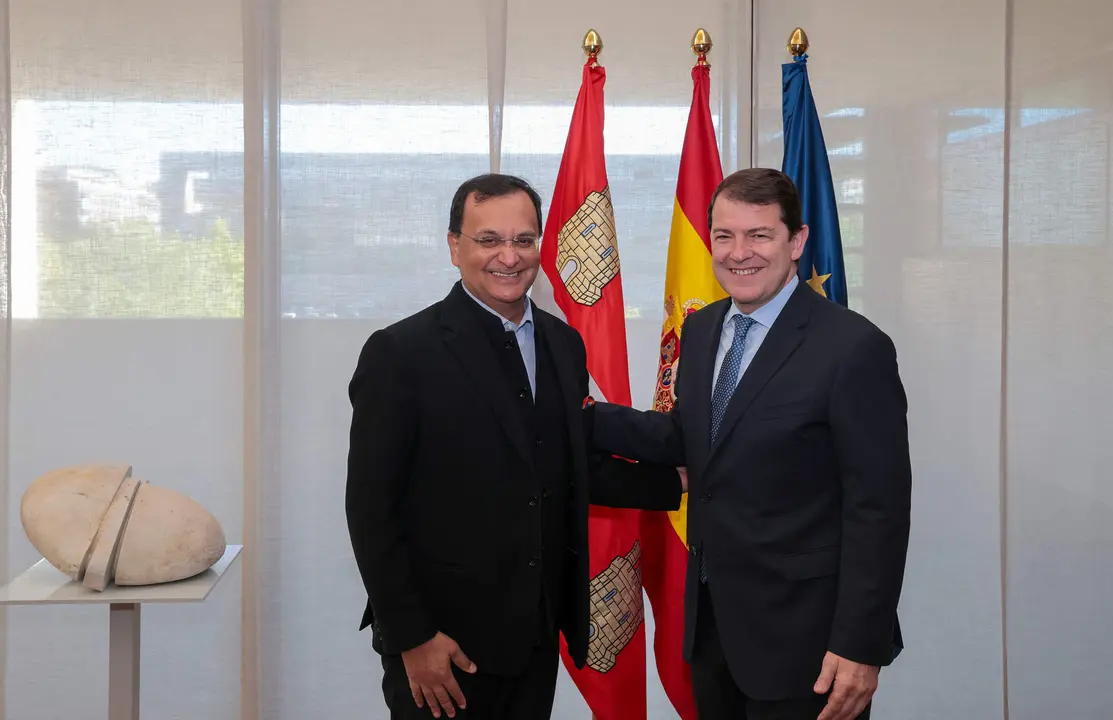 El presidente de la Junta con el embajador de La India