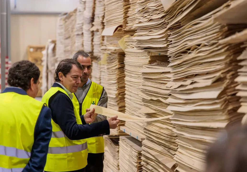 Mañueco durante su visita a la planta Tableros Losán en Villabrázaro