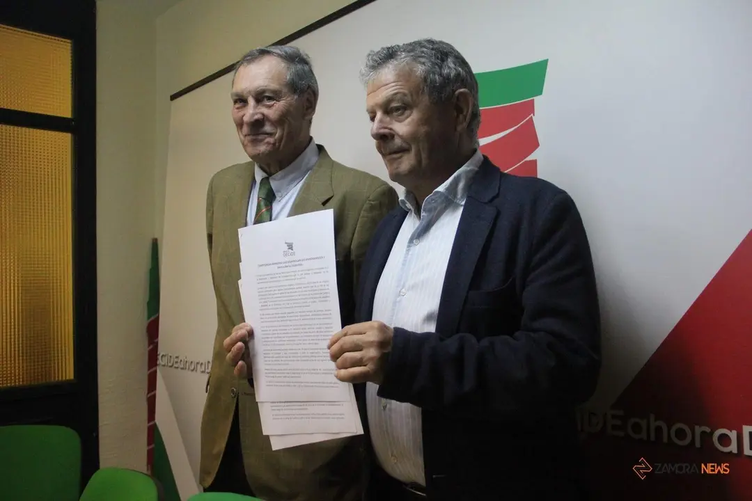 El portavoz de Ahora Decide, Manuel Fuentes, y el alcalde de Villanueeva del Campo, Felipe Blanco