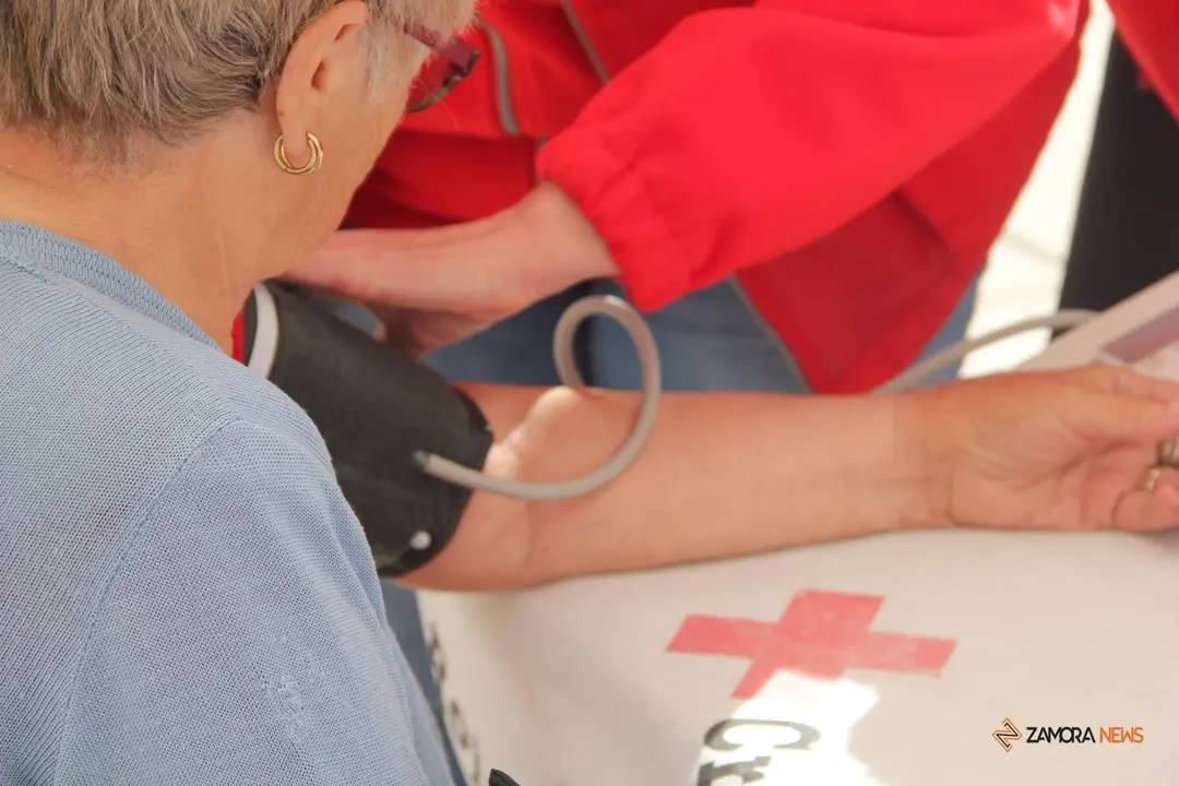 Una zamorana se hace la prueba de la tensi&oacute;n en el D&iacute;a de la Banderita de Cruz Roja