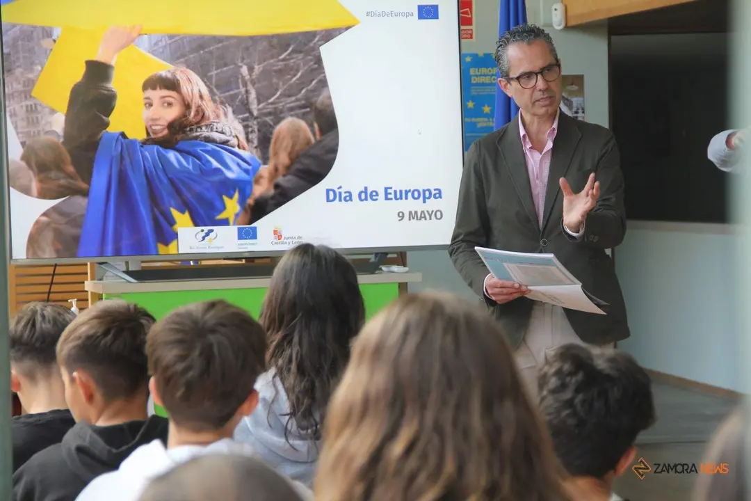 Actividades realizadas por la Fundación Europe Direct y la Junta con alumnos del Satísima Trinidad por el Día de Europa