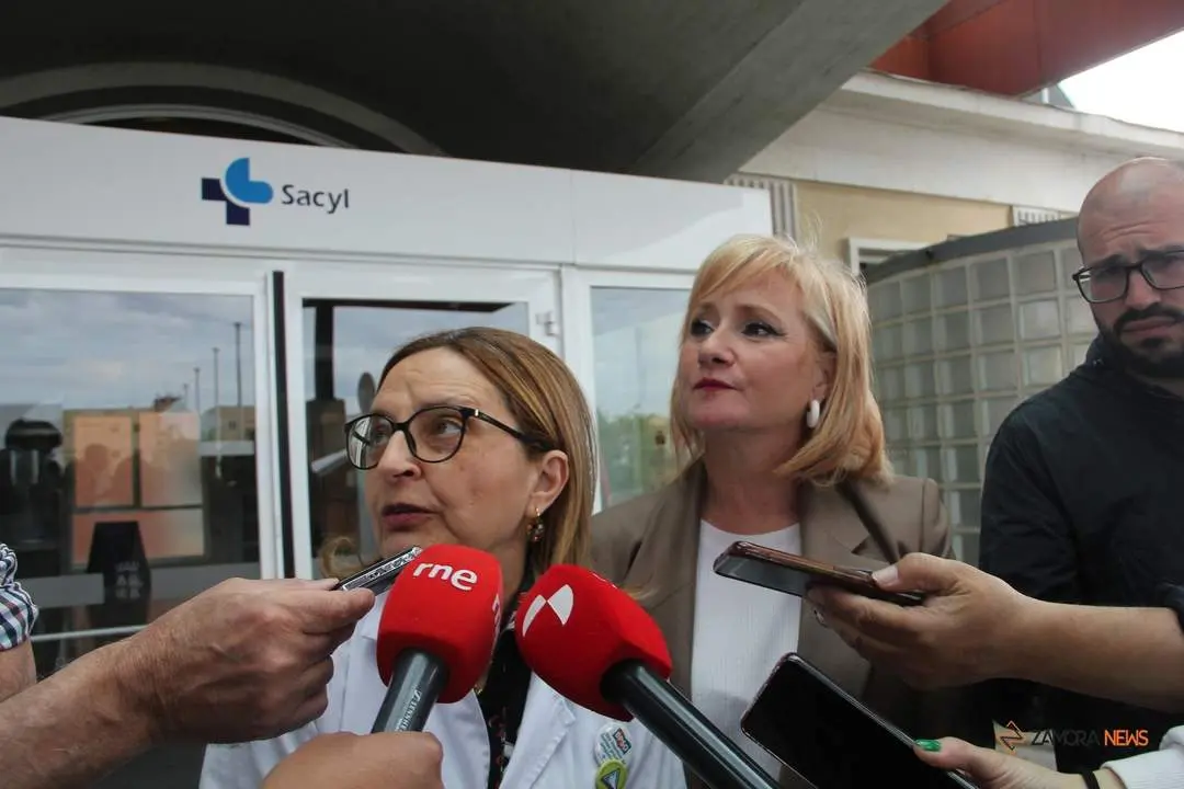 La delegada territorial, Leticia García, y la responsable de la Gerencia de tención Sanitaria de Zamora, Montserrat Chimeno