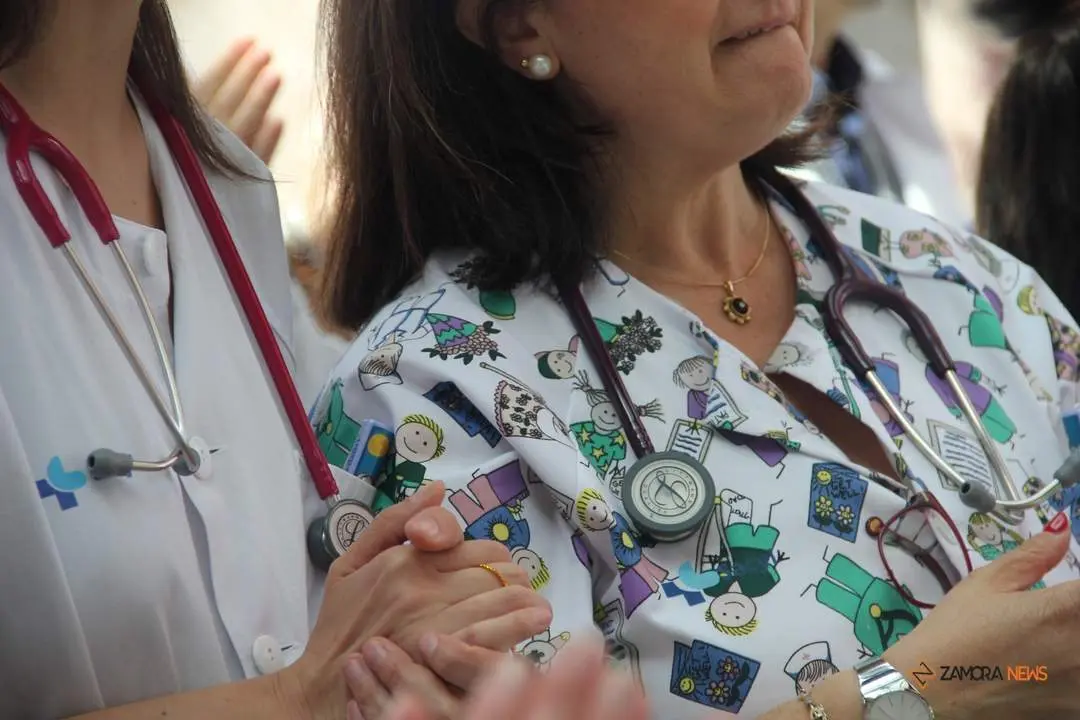 Fotografía de archivo batas de médicos y del área de Pediatría del Virgen de la Concha