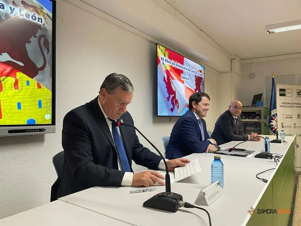 Mañueco en la inauguración del curso sobre los 40 años de autonomía de CyL de la UNED_3