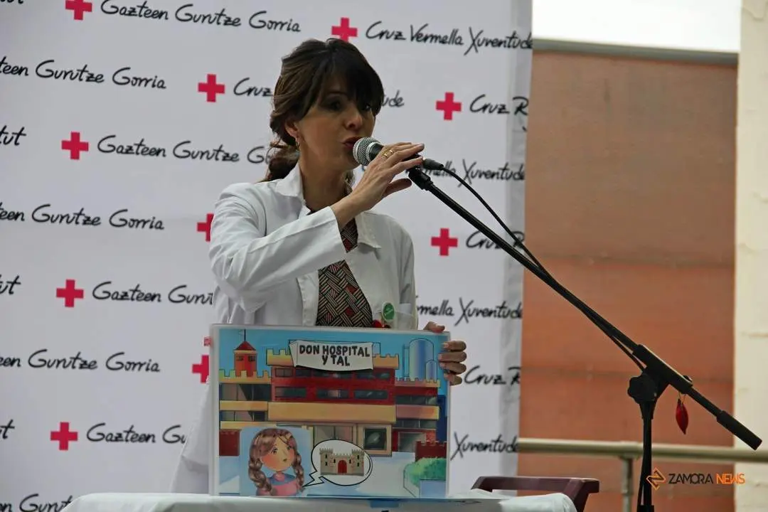 Cristina Lázaro, enfermera en el hospital Virgen de la Concha, durante la sesión de cuentacuentos con motivo del Día del Niño Hospitalizado