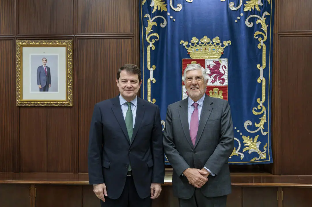 El presidente de la Junta de Castilla y León recibe al embajador de Portugal