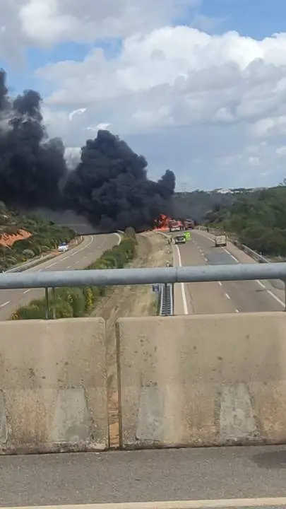 Incendio de un camión en la Autovía A-52