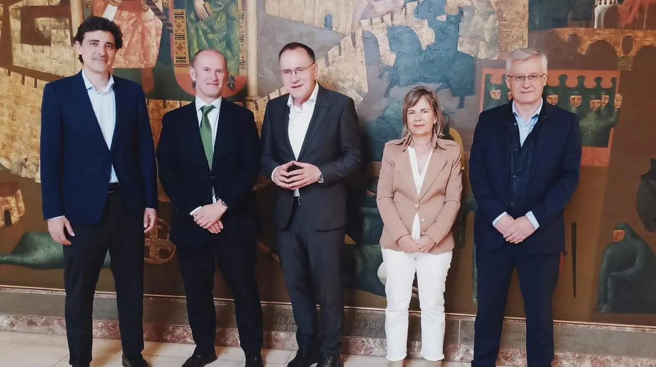El subdelegado del Gobierno y representantes de Iberdrola