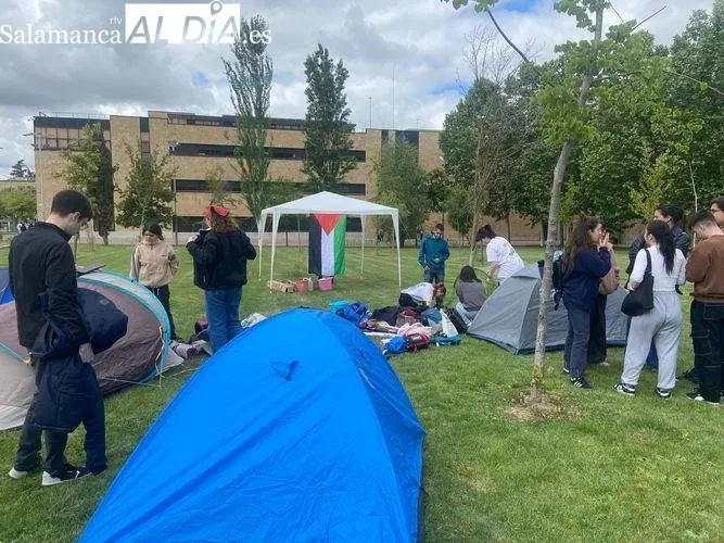 Primeros estudiantes acampando en uno de los campus de la USAL. Fotografía: Vanesa Martins para SALAMANCARTV AL DÍA