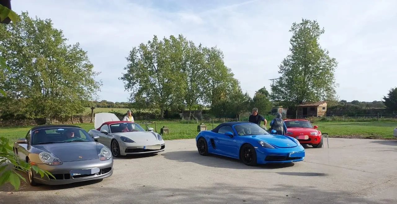 Algunos de los coches participantes en la Etapa 1 de la Edición Hispano Ruta de Roadster Sport Club. Fotografía: Balneario de Almeida