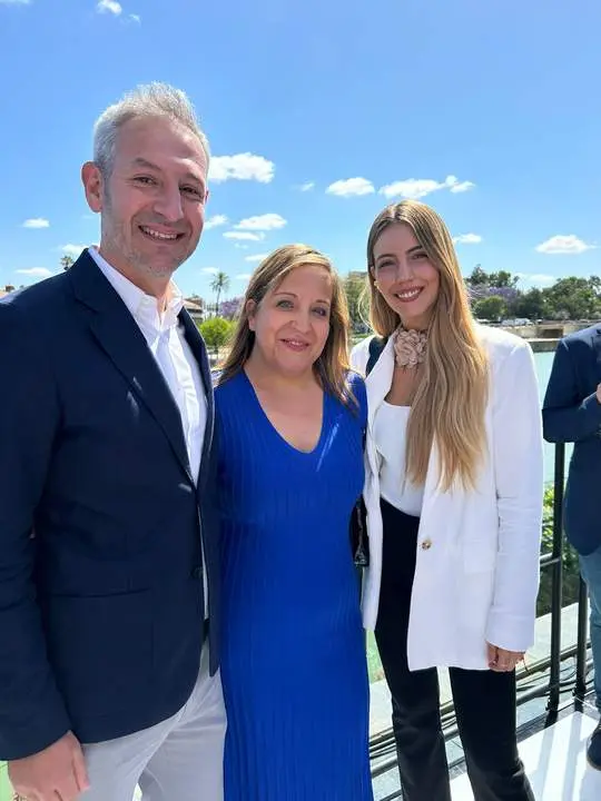 Carlos Rodríguez, junto a Iratxe García y Claudia Alba
